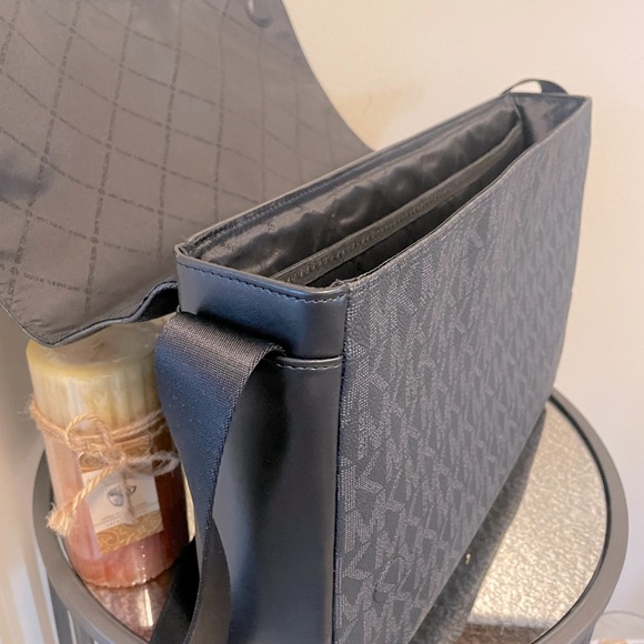 Michael Kors Harrison Laptop Messenger Crossbody - Picture 5 of 8